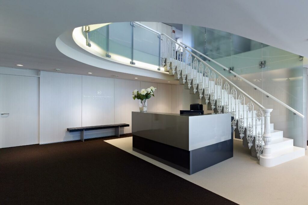 Galow Arquitectura saludable BPP Luxemburgo lobby Interiorismo lujo escalera well-ok